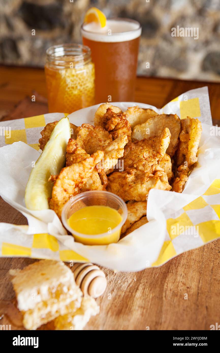 Fish and Chips mit Honig-Dip-Sauce Stockfoto