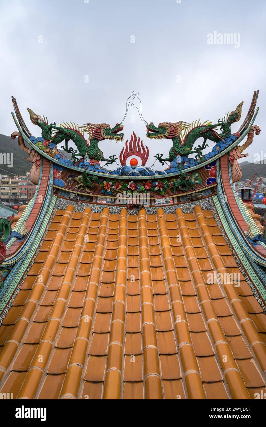 Raffiniertes Dachdesign und handwerkliches Können eines asiatischen Tempels mit Drachenmotiven Stockfoto