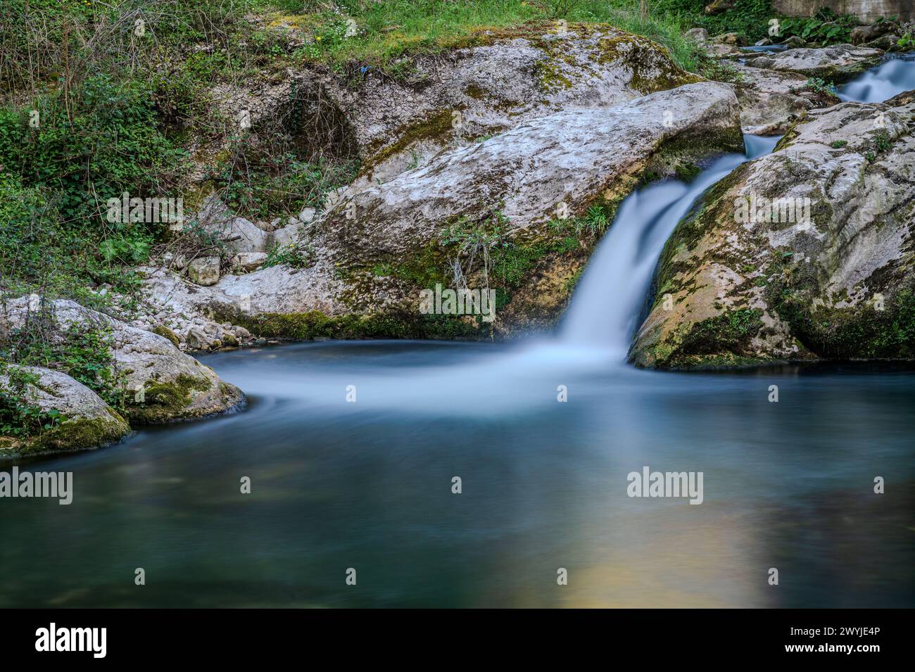 Im Herzen eines sehr kleinen Dorfes in Molise, eingebettet in einen verzauberten Wald und florale Natur, steht der Carpinone Wasserfall, einer der schönsten fas Stockfoto