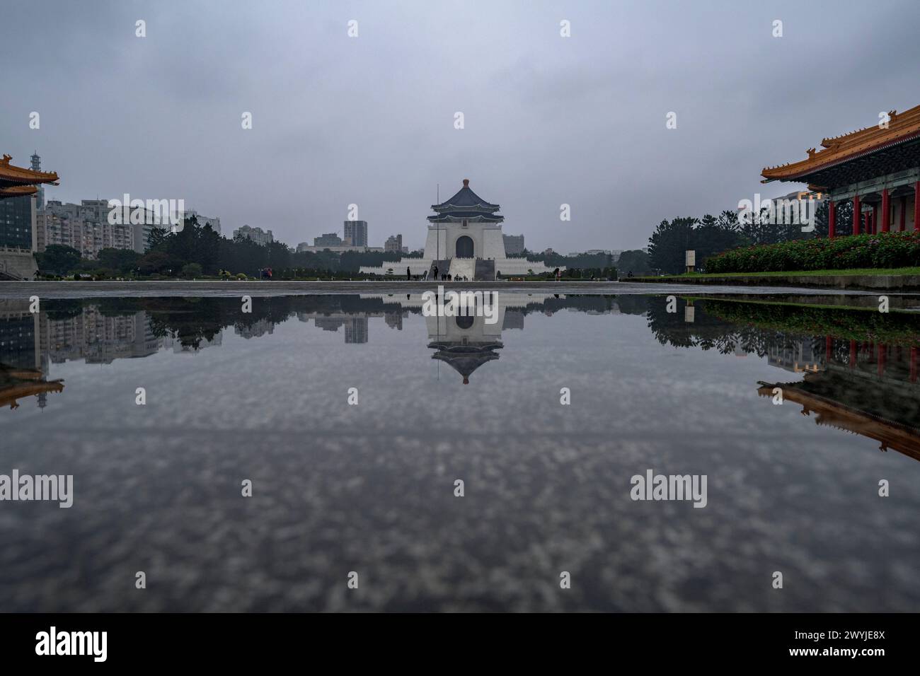 Vorderansicht der Chiang Kai-shek Memorial Hall Reflexion auf einem Wasserteich gegen den Nachthimmel Stockfoto