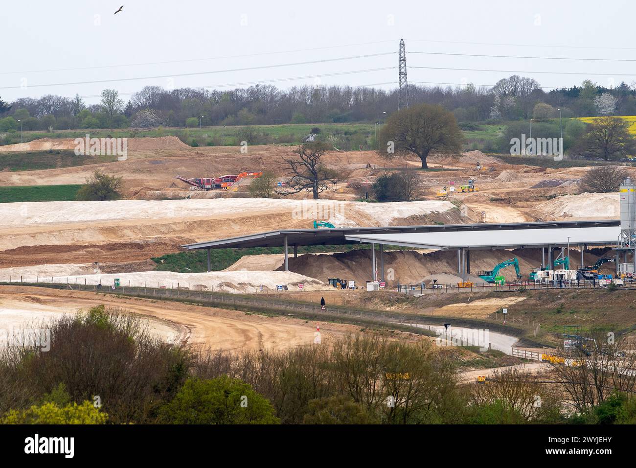 West Hyde, Großbritannien. April 2024. Verderben aus den HS2-Tunneln. Der HS2 High Speed Rail Chiltern Tunnel South Portal in West Hyde, Hertfordshire, wo sich die HS2 Viaduct Pre Cast Factory befindet. Die beiden Doppelbohrmaschinen Florence und Cecilia, die 2021 vom Standort neben der M25 bei Maple Cross gestartet wurden, haben nun den Tunnelbau der zehn Meilen langen HS2 Chilterns Tunnel abgeschlossen und sind am HS2 North Portal in South Heath, Buckinghamshire, ausgebrochen. Quelle: Maureen McLean/Alamy Live News Stockfoto