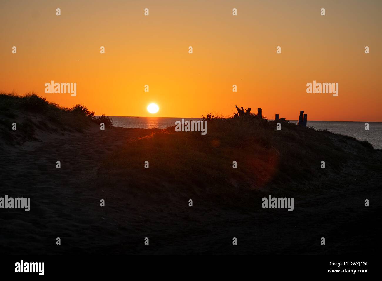 Ein Sonnenaufgang an den unberührten Stränden von cadiz. Stockfoto