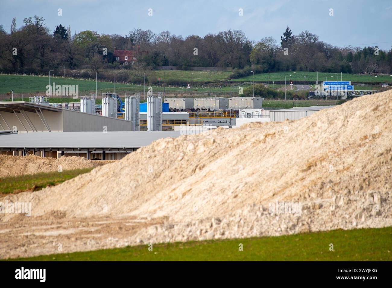 West Hyde, Großbritannien. April 2024. Verderben aus den HS2-Tunneln. Der HS2 High Speed Rail Chiltern Tunnel South Portal in West Hyde, Hertfordshire, wo sich die HS2 Viaduct Pre Cast Factory befindet. Die beiden Doppelbohrmaschinen Florence und Cecilia, die 2021 vom Standort neben der M25 bei Maple Cross gestartet wurden, haben nun den Tunnelbau der zehn Meilen langen HS2 Chilterns Tunnel abgeschlossen und sind am HS2 North Portal in South Heath, Buckinghamshire, ausgebrochen. Quelle: Maureen McLean/Alamy Live News Stockfoto