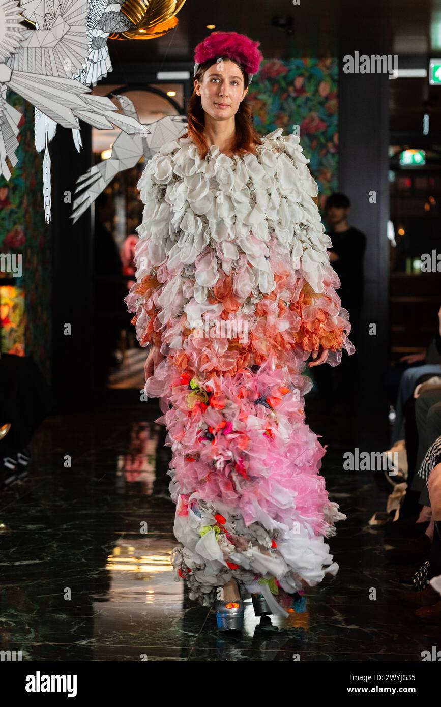 Modell, Modellierung auf dem Laufsteg für die nachhaltige Modenschau „Sci-Fi Magpie“ von VIN+OMI. Stoffe aus recycelten Materialien. Im Other House, London, Großbritannien Stockfoto
