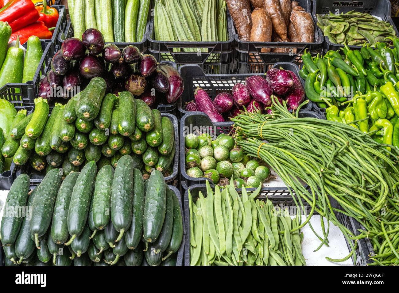 Gurken, Zucchini und verschiedene Erbsen zum Verkauf auf einem Markt in Neapel, Italien Stockfoto