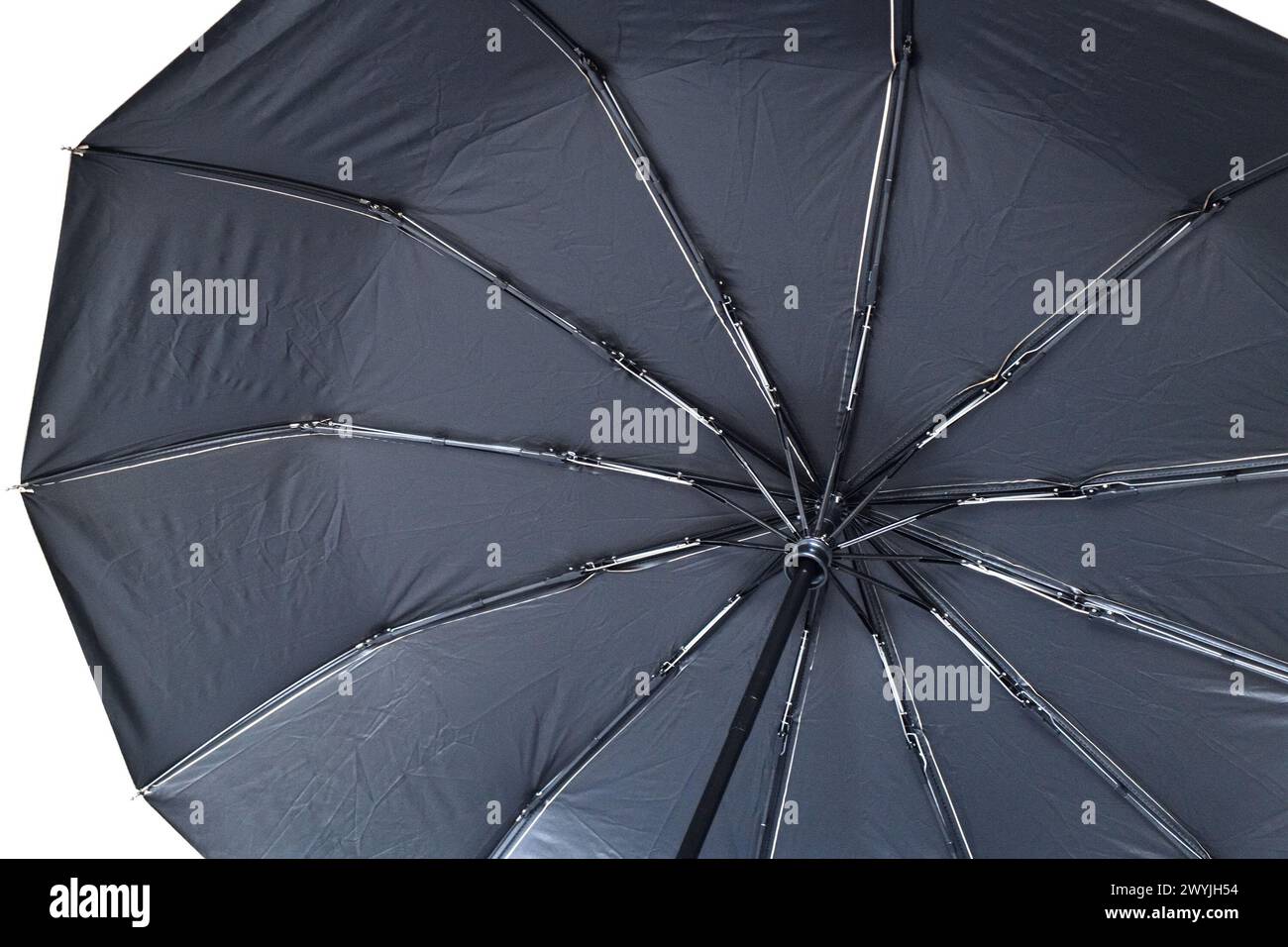 Das Innere eines schwarzen Regenschirms mit Speichen Stockfoto