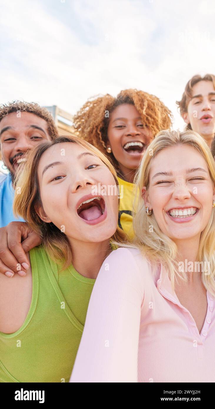 Multiethnische Gruppe von Freunden, die ein glückliches Selfie machen Stockfoto