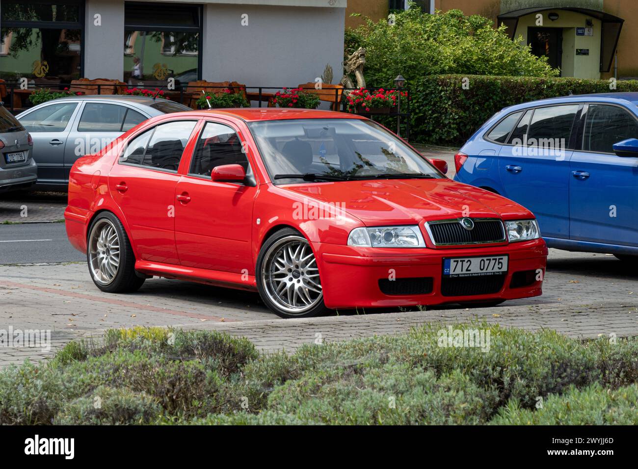 OSTRAVA, TSCHECHISCHE REPUBLIK - 21. AUGUST 2023: Roter Skoda Octavia Liftback Car der 1. Generation nach dem Tuning Stockfoto