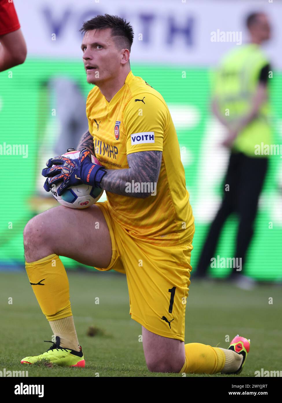 HEIDENHEIM, DEUTSCHLAND - 06. APRIL: Kevin Müller vom FC Heidenheim sieht beim Bundesliga-Spiel zwischen 1. FC Heidenheim 1846 und FC Bayern München in der Voith-Arena am 06. April 2024 in Heidenheim. © diebilderwelt / Alamy Stock © diebilderwelt / Alamy Stock Stockfoto