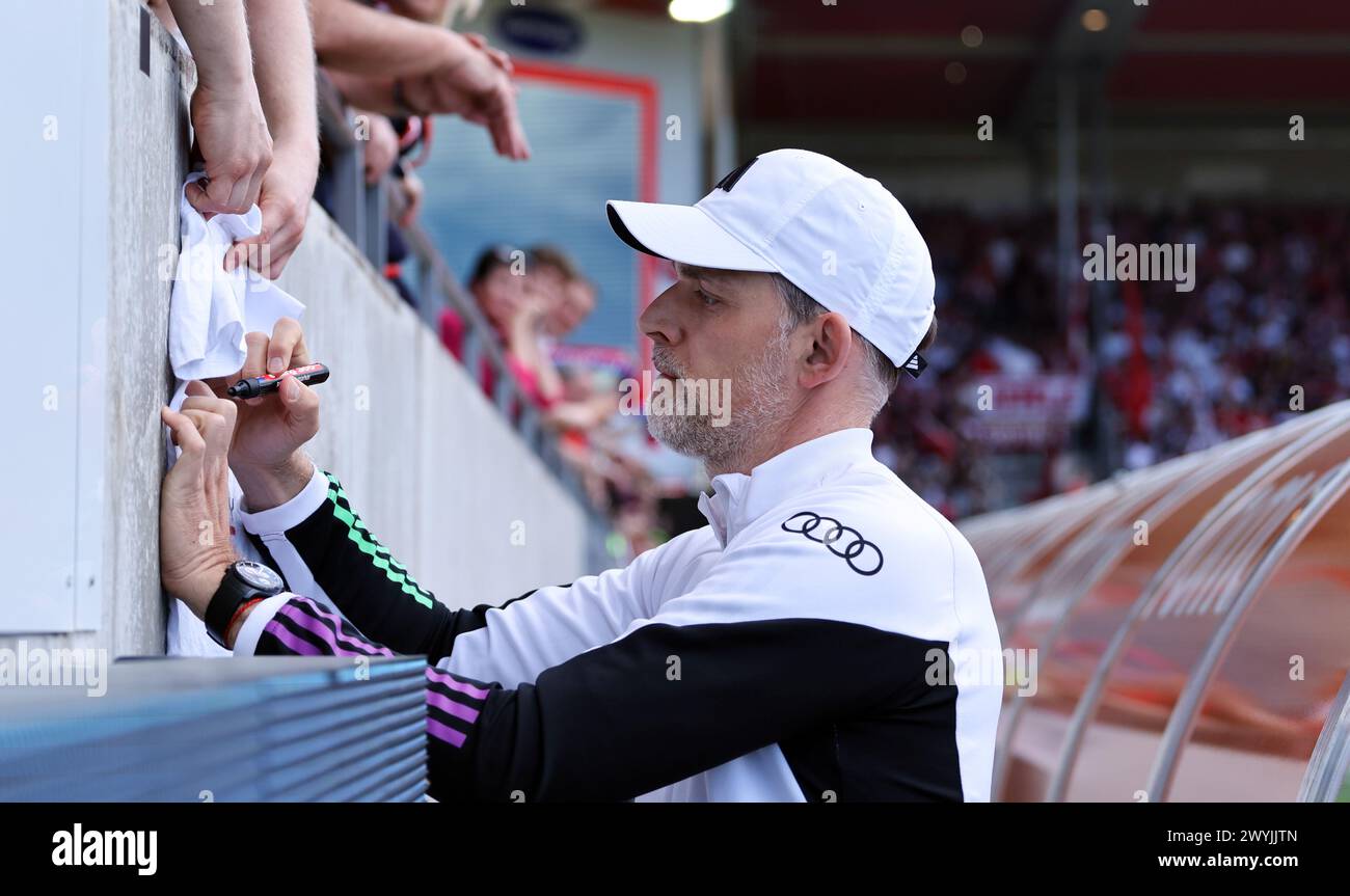 HEIDENHEIM, DEUTSCHLAND - 06. APRIL: Trainer Thomas Tuchel von Bayern München vor dem Bundesliga-Spiel zwischen 1. FC Heidenheim 1846 und FC Bayern München in der Voith-Arena am 06. April 2024 in Heidenheim. © diebilderwelt / Alamy Stock © diebilderwelt / Alamy Stock Stockfoto