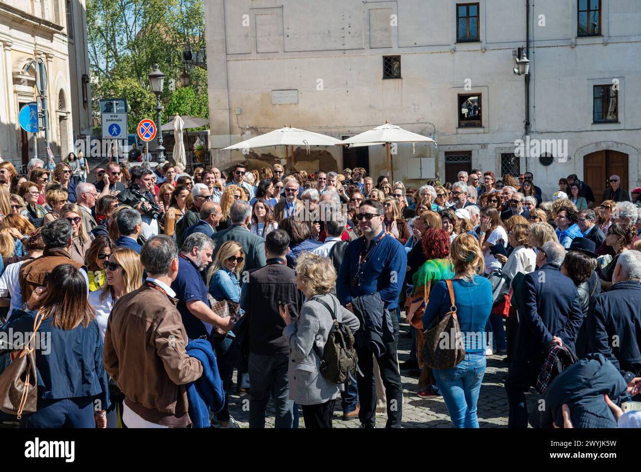 Roma, Italien. März 2024. Passeggiata per il centro di Roma da Largo Argentina a San Francesco a Ripa con Francesco Rutelli. Nella foto il gruppo sull'isola Tiberina- Cronaca - Roma, Italia - Domenica 7 April 2024 (Foto Valentina Stefanelli/LaPresse)&#xa0;Spaziergang durch das Zentrum von Rom von Largo Argentina nach San Francesco a Ripa mit Francesco Rutelli. Auf dem Foto die Gruppe auf Isola Tiberina - News - Rom, Italien - Sonntag, 7. April 2024 (Foto Valentina Stefanelli/LaPresse) Credit: LaPresse/Alamy Live News Stockfoto