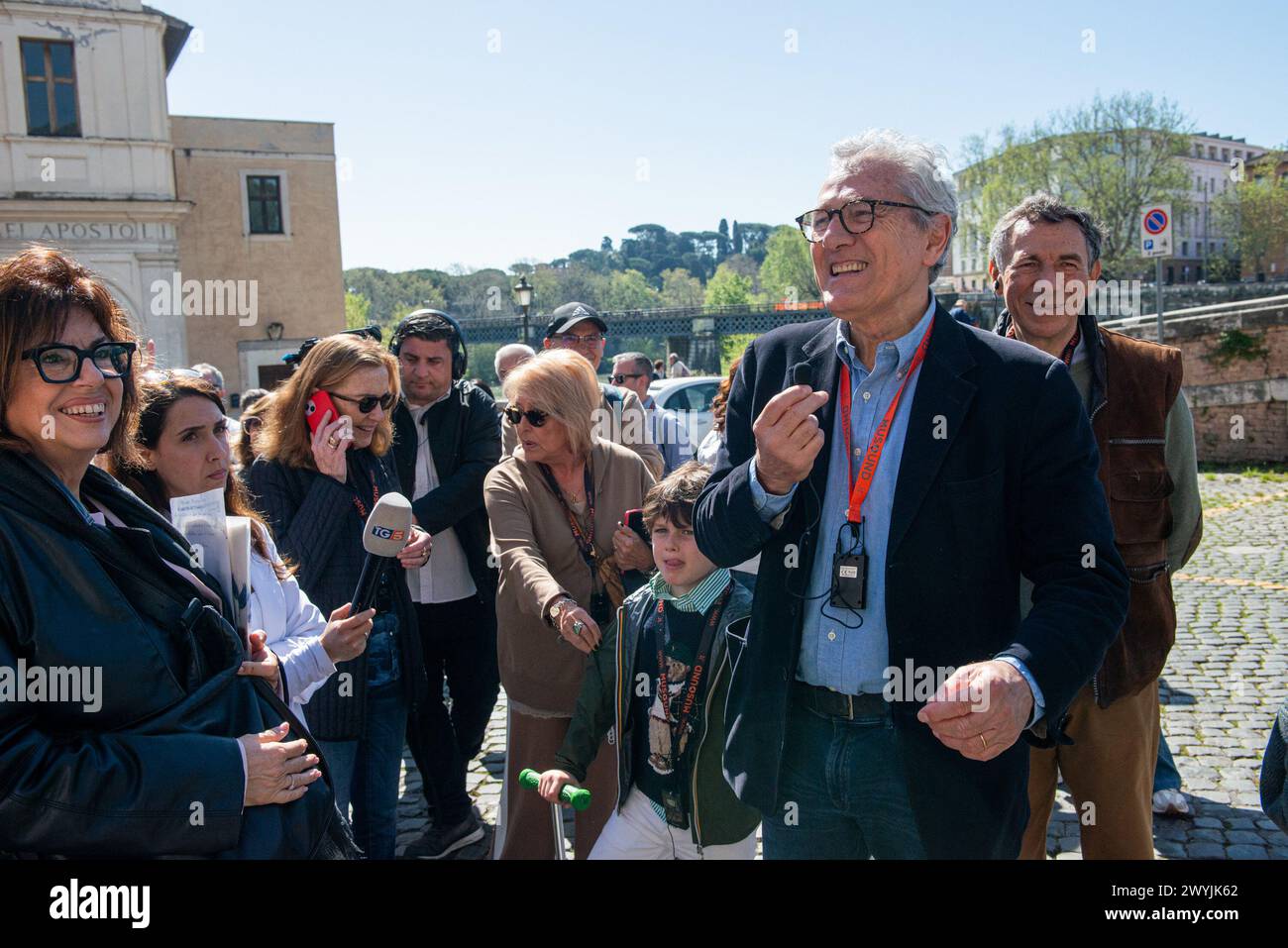 Roma, Italien. März 2024. Passeggiata per il centro di Roma da Largo Argentina a San Francesco a Ripa con Francesco Rutelli. Nella foto Francesco Rutelli sull'isola Tiberina- Cronaca - Roma, Italia - Domenica 7 April 2024 (Foto Valentina Stefanelli/LaPresse)&#xa0;Spaziergang durch das Zentrum von Rom von Largo Argentina nach San Francesco a Ripa mit Francesco Rutelli. Auf dem Foto Francesco Rutelli - News - Rome, Italy - Sonntag, 7. April 2024 (Foto Valentina Stefanelli/LaPresse) Credit: LaPresse/Alamy Live News Stockfoto