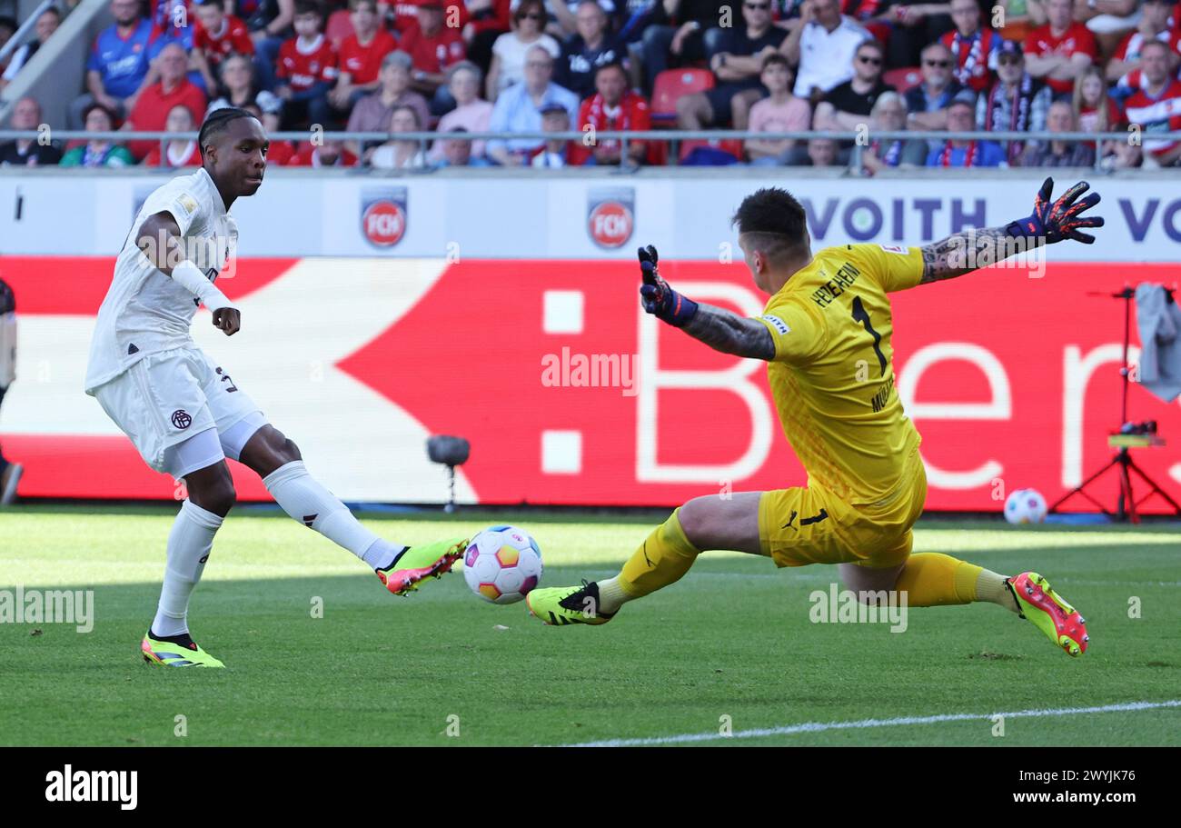HEIDENHEIM: Mathys Tel vom FC Bayern München scheitert bei Kevin Müller vom FC Heidenheim im Bundesliga-Spiel zwischen 1. APRIL. FC Heidenheim 1846 und FC Bayern München in der Voith-Arena am 06. April 2024 in Heidenheim. © diebilderwelt / Alamy Stock © diebilderwelt / Alamy Stock Stockfoto