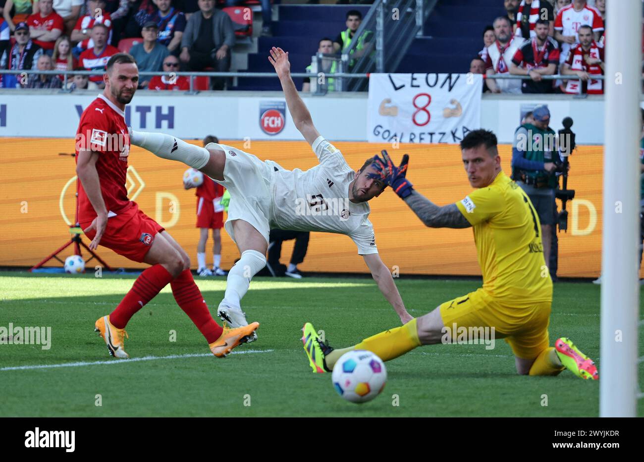 HEIDENHEIM, DEUTSCHLAND - 06. APRIL: Chance von Harry Kane vom Bayern München gegen Kevin Müller vom FC Heidenheim während des Bundesliga-Spiels zwischen 1. FC Heidenheim 1846 und FC Bayern München in der Voith-Arena am 06. April 2024 in Heidenheim. © diebilderwelt / Alamy Stock © diebilderwelt / Alamy Stock Stockfoto