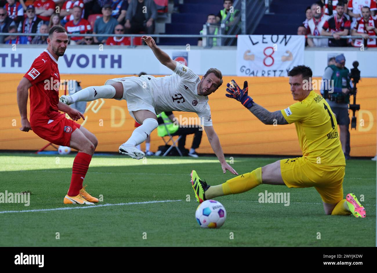 HEIDENHEIM, DEUTSCHLAND - 06. APRIL: Chance von Harry Kane vom Bayern München gegen Kevin Müller vom FC Heidenheim während des Bundesliga-Spiels zwischen 1. FC Heidenheim 1846 und FC Bayern München in der Voith-Arena am 06. April 2024 in Heidenheim. © diebilderwelt / Alamy Stock © diebilderwelt / Alamy Stock Stockfoto
