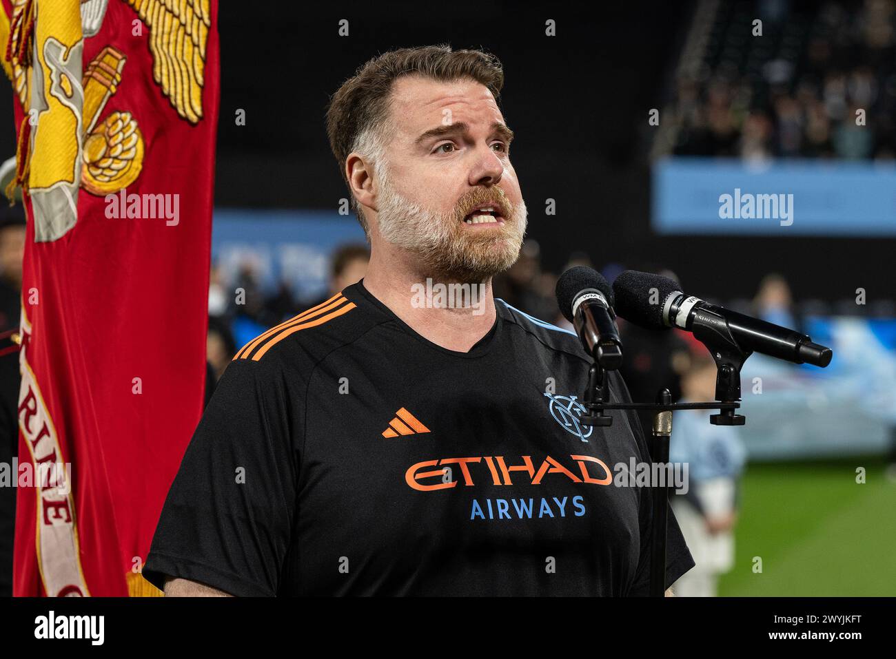 New York, New York, USA. April 2024. Nick Kohn spielt „The Star-Spangled Banner“ vor dem regulären MLS-Spiel zwischen NYCFC und Atlanta United FC im Citi Field in New York. Das Spiel endete in der Verlosung 1–1 (Credit Image: © Lev Radin/Pacific Press via ZUMA Press Wire) NUR ZUR REDAKTIONELLEN VERWENDUNG! Nicht für kommerzielle ZWECKE! Stockfoto