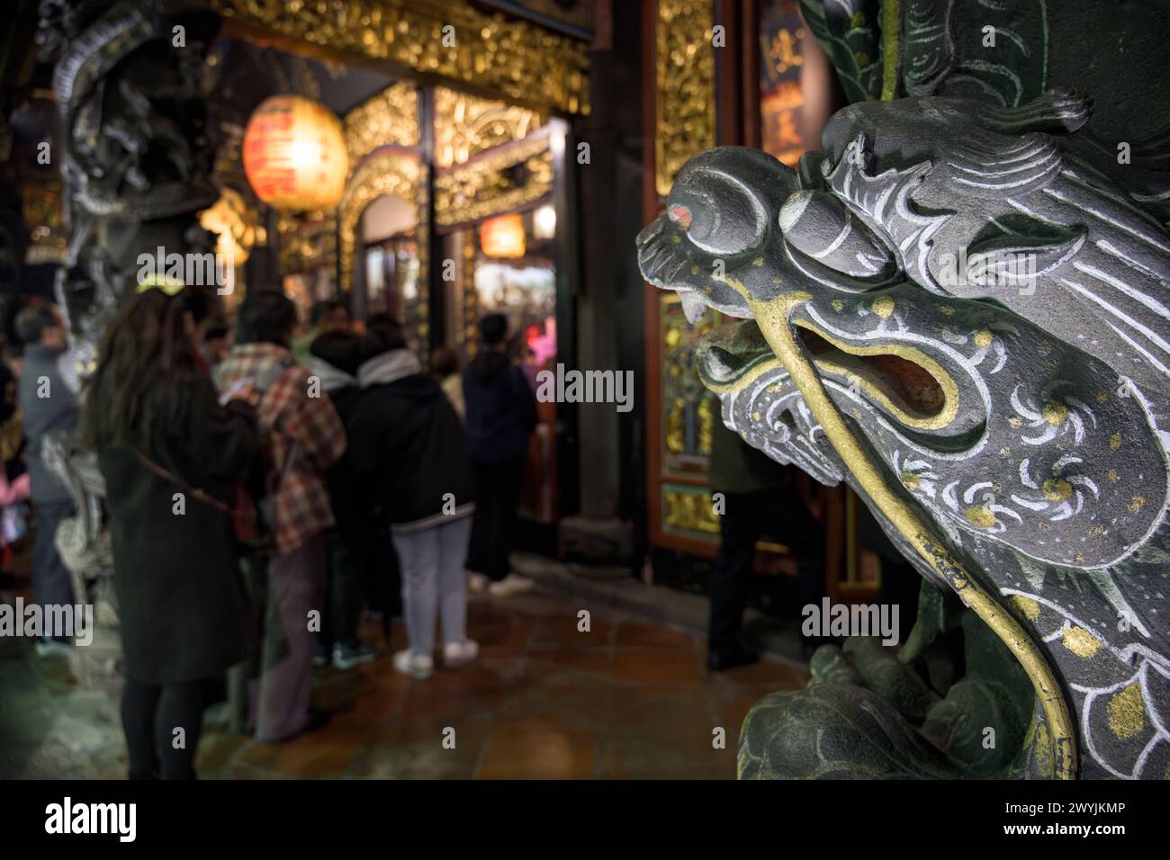 Gläubige beten im Baoan-Tempel, gefüllt mit Räucherrauch, während einer chinesischen Neujahrszeremonie Stockfoto