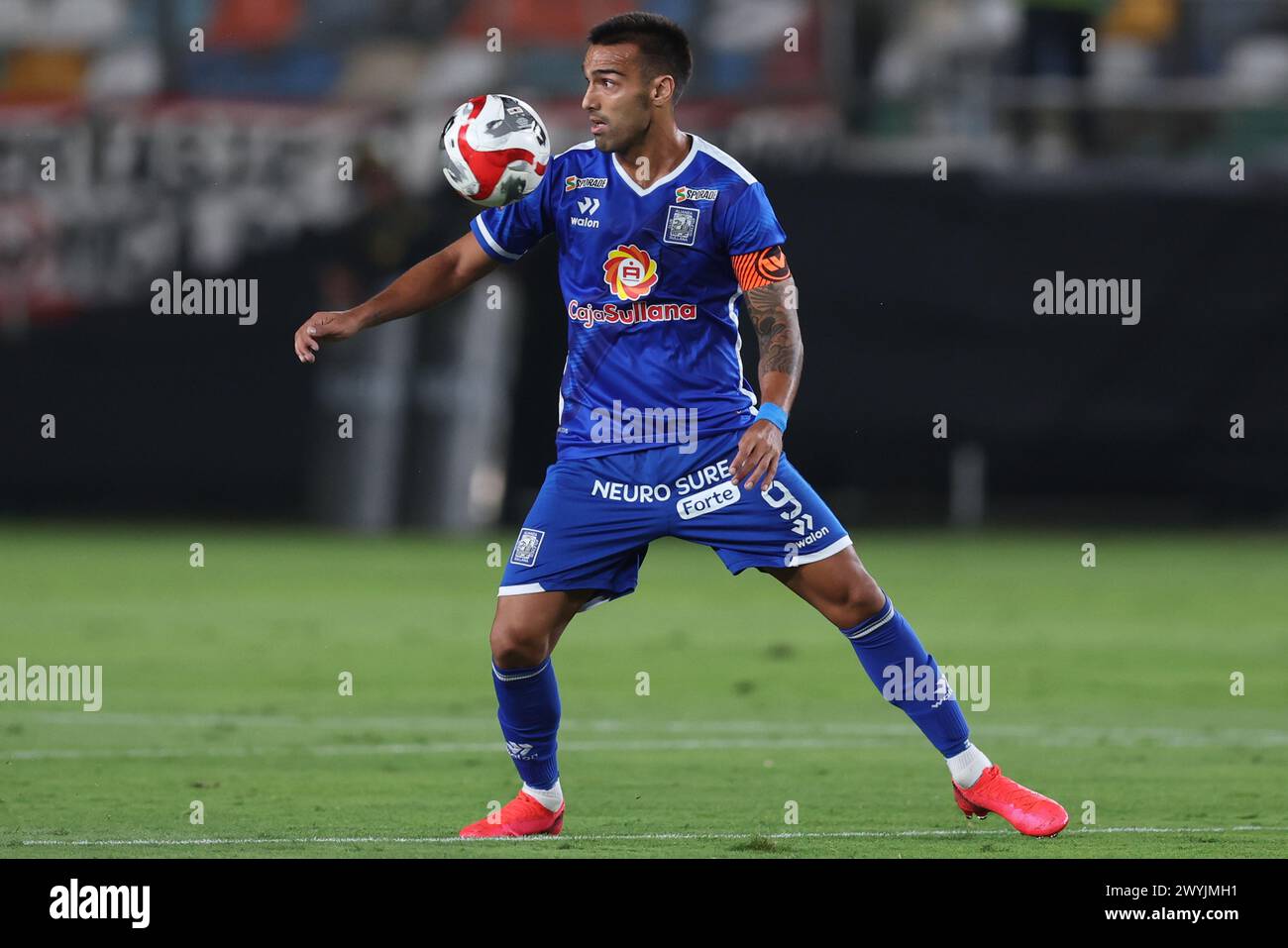 Lima, Peru. April 2024. Adrian Fernandez von Alianza Atletico de Sullana spielte während des Freundschaftsspiels zwischen Universitario de Deportes und Alianza Atletico am 6. April 2024 im Monumental Stadium in Lima, Peru. (Foto: Miguel Marrufo/PRESSINPHOTO) Credit: PRESSINPHOTO SPORTS AGENCY/Alamy Live News Stockfoto