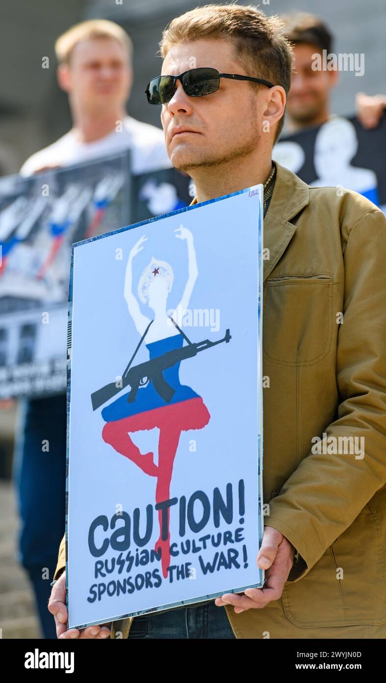 Ein Ukrainer, der in Südkorea lebt, hält ein Plakat während einer Pressekonferenz, um gegen die Bolschoi Ballet Gala Show vor dem Sejong Center for the Performing Arts in Seoul zu protestieren. Eine Gruppe von Ukrainern, die in Südkorea leben, hielt am 7. April eine Pressekonferenz ab, um gegen die Bolschoi Ballett Gala Show vor dem Sejong Center for the Performing Arts in Seoul zu protestieren und behauptete, dass die Bolschoi Ballett Gala Show im Sejong Center stattfinden werde die darstellenden Künste vom 16. bis 18. April, fügt hinzu, dass Valery Gergiev, Direktor des Bolschoi-Theaters, ein Unterstützer des russischen Präsidenten Putin sei. Auf gleicher Höhe Stockfoto