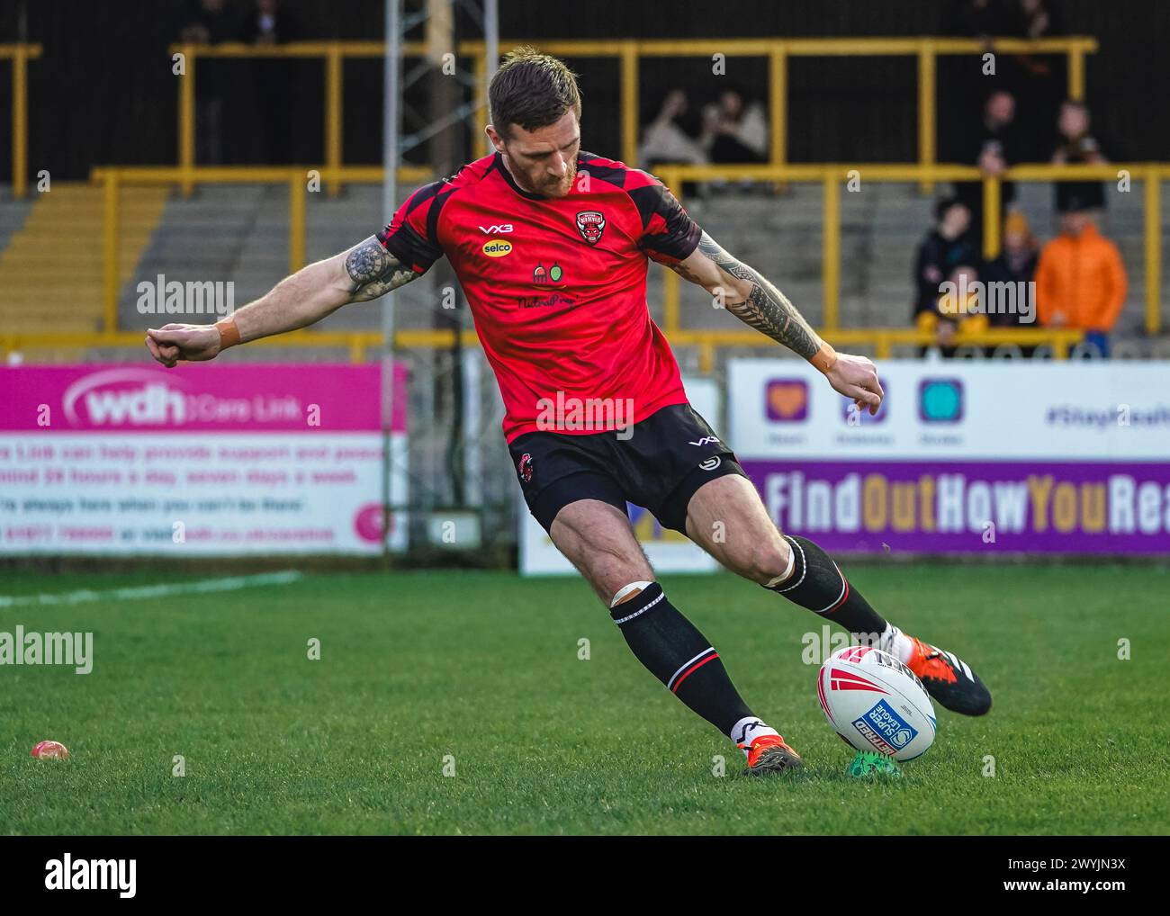 Castleford, Yorkshire, Großbritannien. April 2024. Super League Rugby: Castleford Tigers gegen Salford Red Devils im Ming-A-hose Jungle Stadium. Marc Sneyd Stockfoto