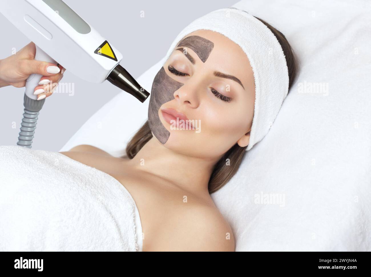 Carbon Face Peeling Verfahren in einem Schönheitssalon. Hardware-kosmetologische Behandlung. Stockfoto