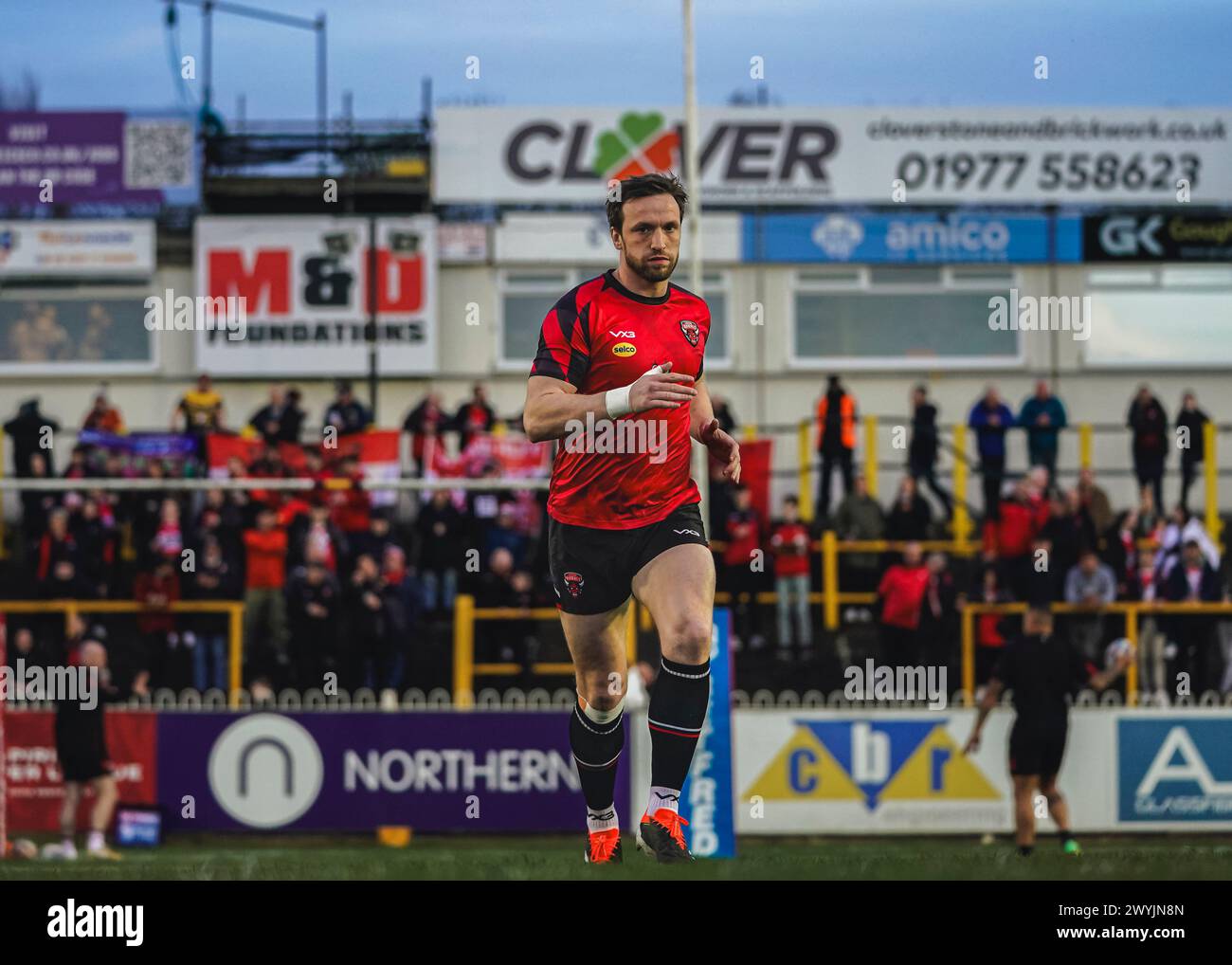 Castleford, Yorkshire, Großbritannien. April 2024. Super League Rugby: Castleford Tigers gegen Salford Red Devils im Ming-A-hose Jungle Stadium. JOE MELLOR Stockfoto