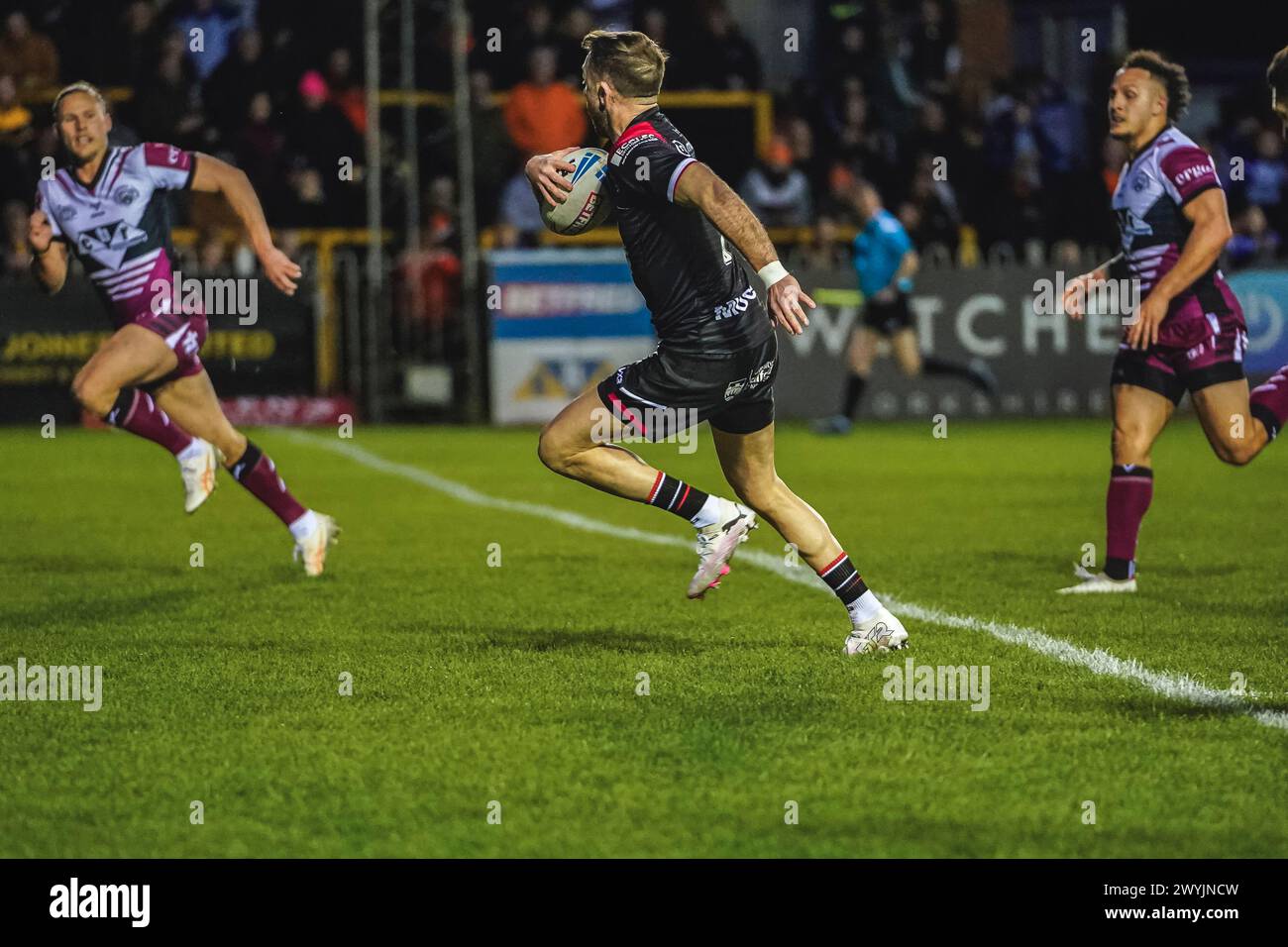 Castleford, Yorkshire, Großbritannien. April 2024. Super League Rugby: Castleford Tigers gegen Salford Red Devils im Ming-A-hose Jungle Stadium. RYAN BRIER Stockfoto