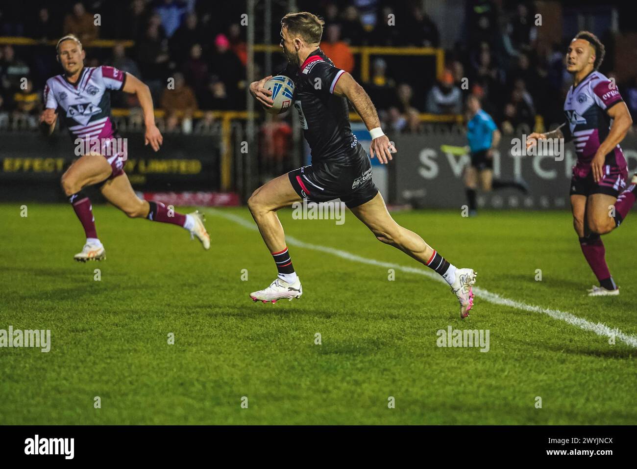 Castleford, Yorkshire, Großbritannien. April 2024. Super League Rugby: Castleford Tigers gegen Salford Red Devils im Ming-A-hose Jungle Stadium. RYAN BRIER Stockfoto