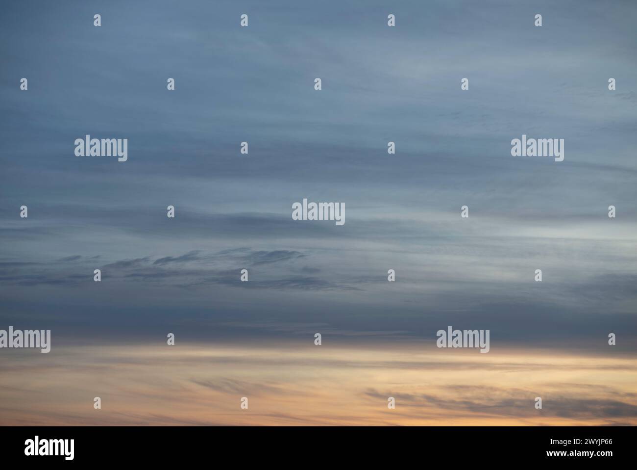 Ein dramatischer Himmel, zwei Schichten wie Strand und Meer. Farbenfroher Himmel, vor Sturm und während Sonnenuntergang. Riesige Wolkenformationen. Stockfoto