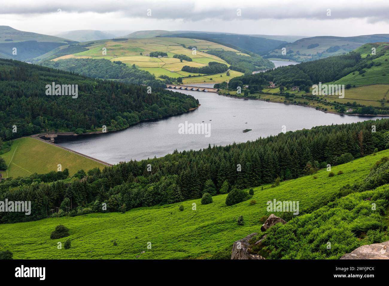 Blick auf die Ladywell und Derwent Stauseen vom Derwent Edge im Peak District in Derbyshire, England. An einem nassen bewölkten juni-Tag!! Stockfoto