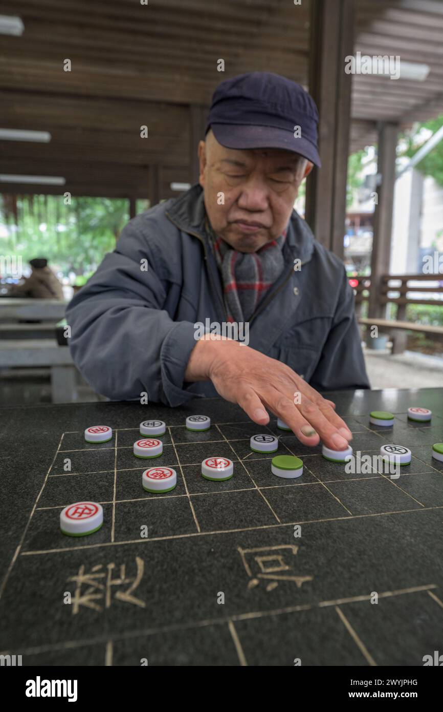 Senior-Männer konzentrierten sich stark auf ein strategisches Brettspiel Stockfoto