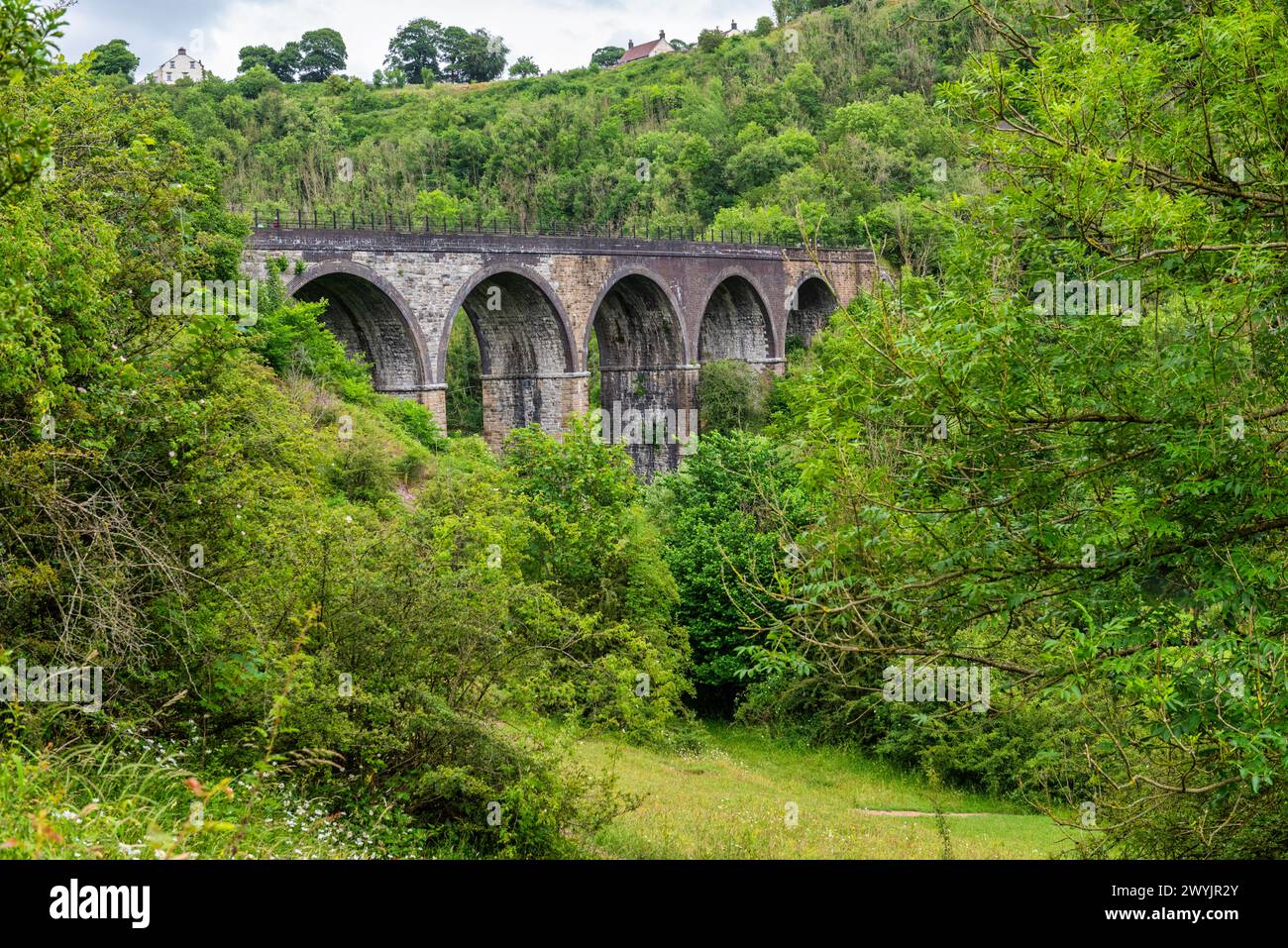 Monsal Head und Monsal Dale und das alte Eisenbahnviadukt über den Fluss Wye im Peak District in Derbyshire, England Stockfoto
