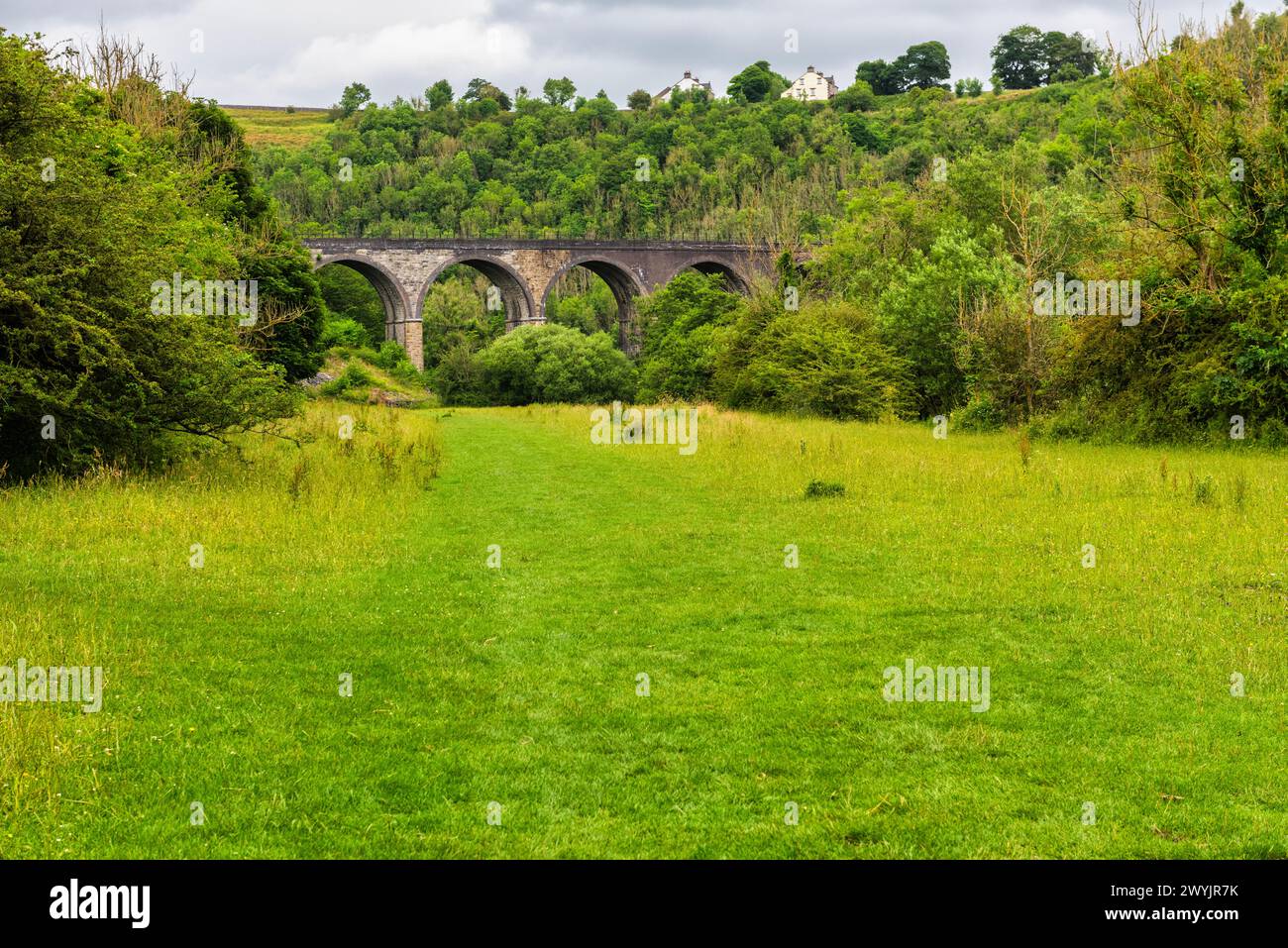 Monsal Head und Monsal Dale und das alte Eisenbahnviadukt über den Fluss Wye im Peak District in Derbyshire, England Stockfoto