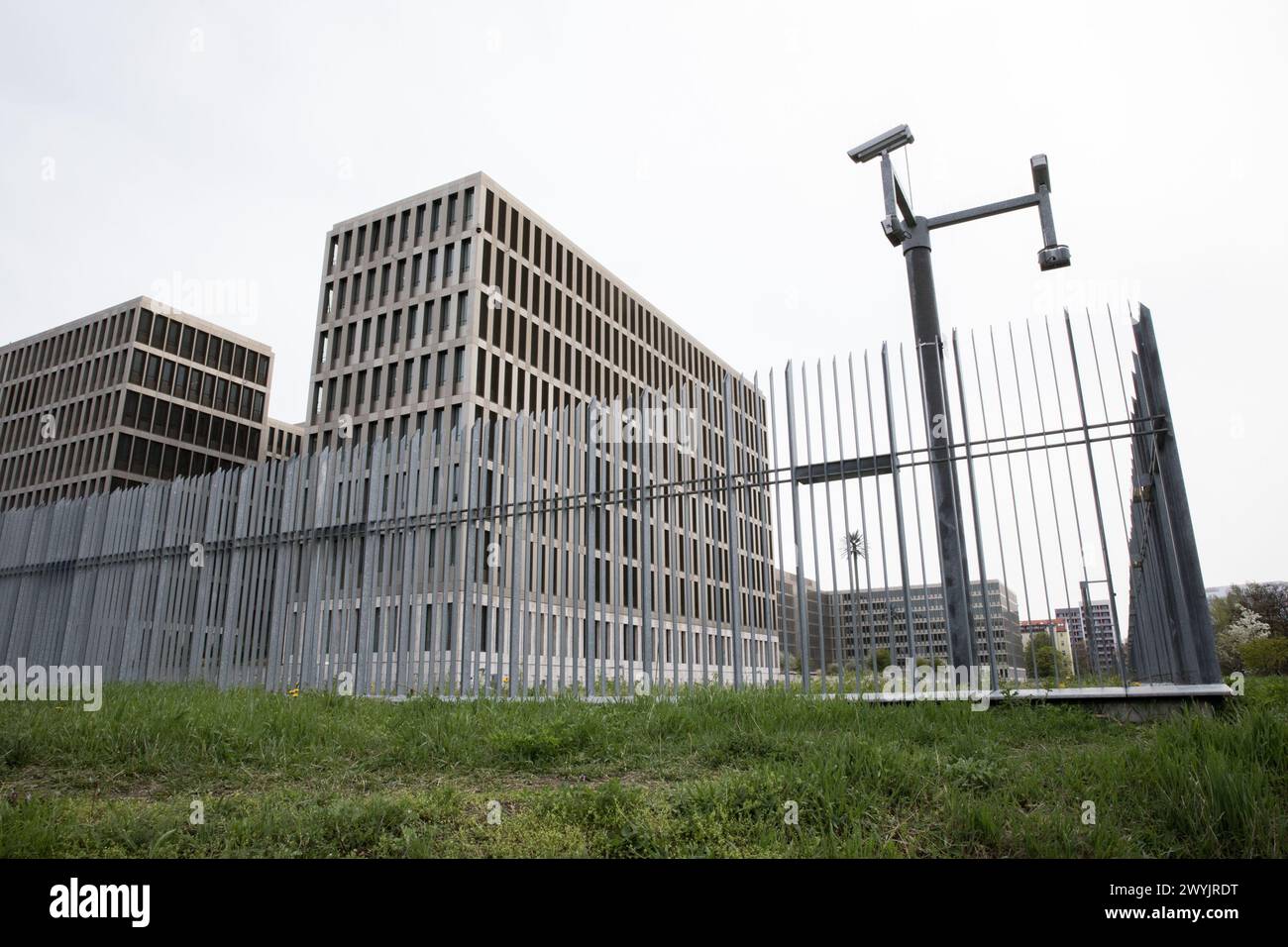 Berlin, Deutschland. April 2024. Am 7. April 2024 steht der Bundesnachrichtendienst (BND), Deutschlands wichtigster Auswärtiger Geheimdienst, mit seinem Hauptquartier im Herzen Berlins. Während sich die Welt weiterentwickelt, bleibt der BND an vorderster Front des internationalen Geheimdienstes mit einer Mission, die so wichtig ist wie immer: Die Wahrung der globalen Interessen Deutschlands. Der Einsatzbereich des BND ist riesig und konzentriert sich auf Bereiche, die für die nationale und globale Sicherheit von entscheidender Bedeutung sind, wie internationaler Terrorismus, Massenvernichtungswaffen, organisierte Kriminalität und Cyberbedrohungen. Seine elektronische Überwachung Stockfoto