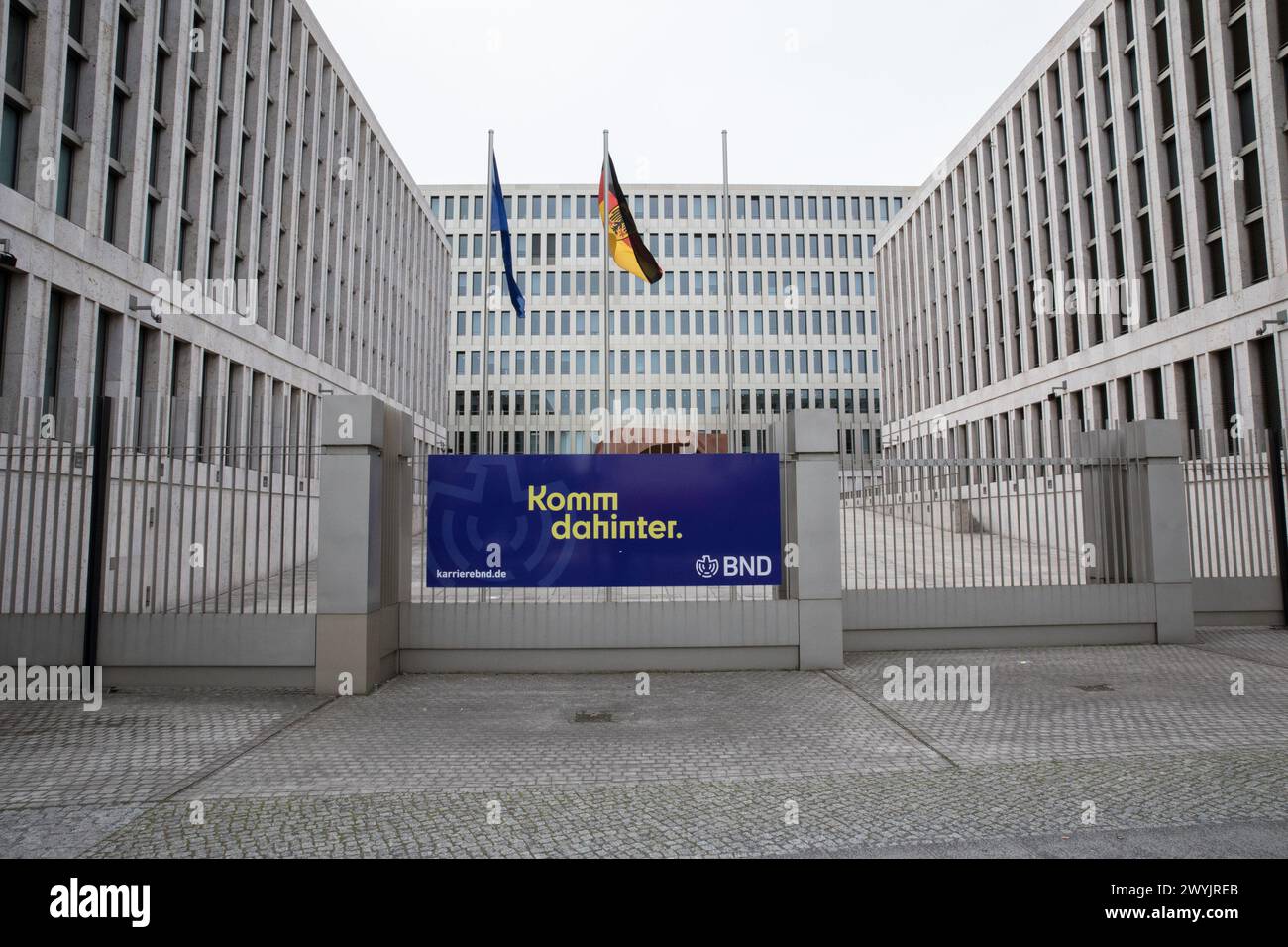 Berlin, Deutschland. April 2024. Am 7. April 2024 steht der Bundesnachrichtendienst (BND), Deutschlands wichtigster Auswärtiger Geheimdienst, mit seinem Hauptquartier im Herzen Berlins. Während sich die Welt weiterentwickelt, bleibt der BND an vorderster Front des internationalen Geheimdienstes mit einer Mission, die so wichtig ist wie immer: Die Wahrung der globalen Interessen Deutschlands. Der Einsatzbereich des BND ist riesig und konzentriert sich auf Bereiche, die für die nationale und globale Sicherheit von entscheidender Bedeutung sind, wie internationaler Terrorismus, Massenvernichtungswaffen, organisierte Kriminalität und Cyberbedrohungen. Seine elektronische Überwachung Stockfoto