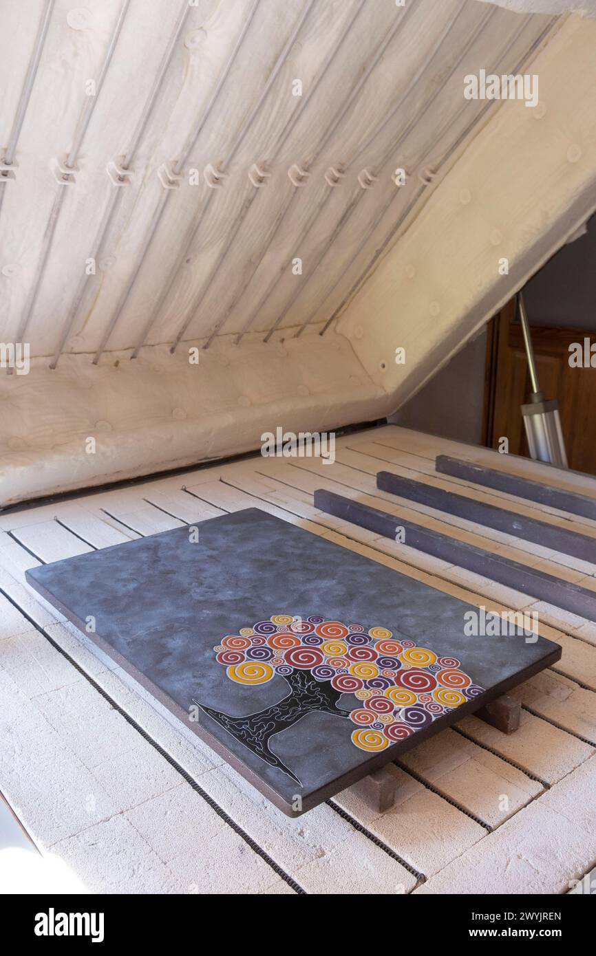 Frankreich, Puy-de-Dôme (63), Billom, Atelier d'émaillage sur lave Emaux de Marie GUY, sérigraphie (63), Billom, Atelier d'émaillage sur lave Emaux de Marie GUY Stockfoto