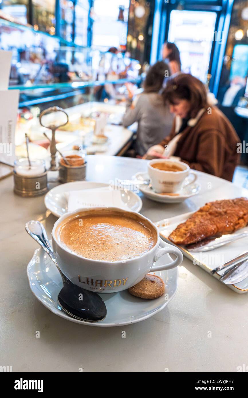 Spanien, Madrid, Lhardy, Madrids erstes Luxusrestaurant. 1839 eröffnet, Kaffee mit Milch und französischem Toast Stockfoto