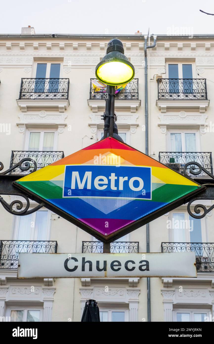 Spanien, Madrid, Chueca U-Bahn-Schild mit Regenbogenfahne Stockfoto