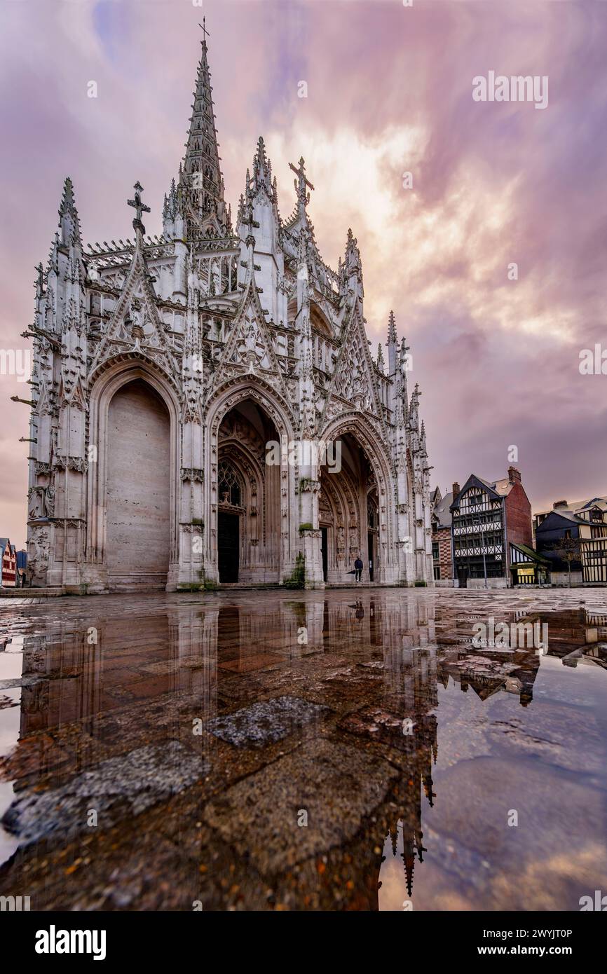 Frankreich, seine-Maritime, Rouen, Place Barthélémy, Spiegelbild der Kirche Saint Maclou in einer Regenwasserpfütze auf den Kopfsteinpflastersteinen der Straße Stockfoto