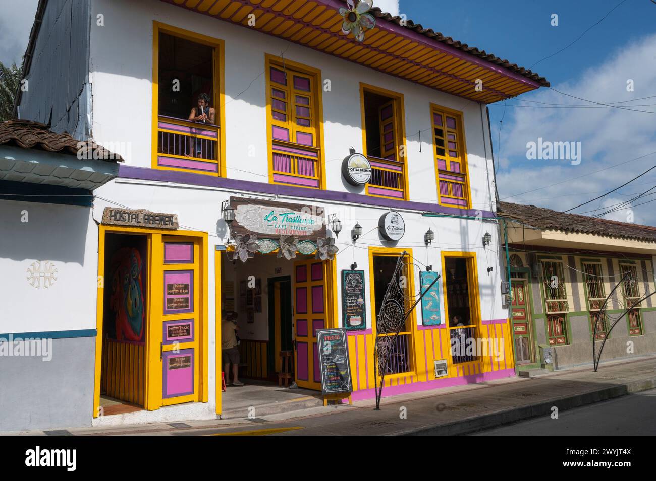Kolumbien, Quindio Viertel, Filandia, Musiker am Fenster eines typischen Hauses im Stadtzentrum Stockfoto