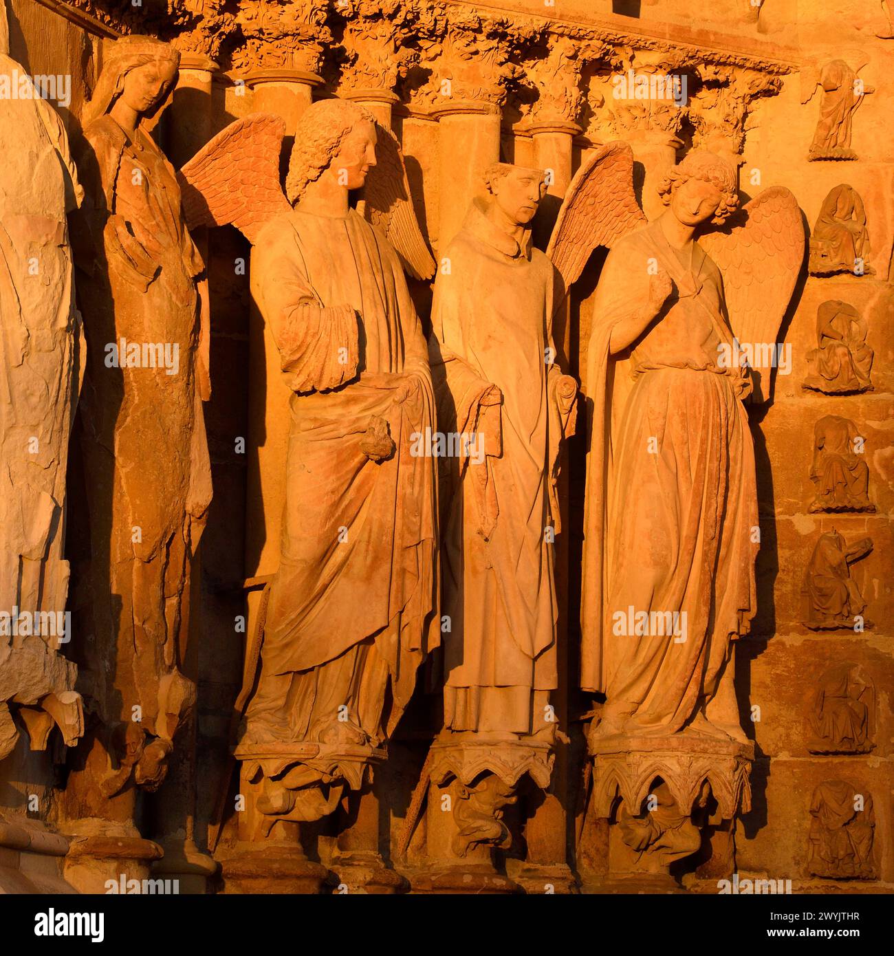 Frankreich, Marne, Reims, Kathedrale Notre Dame, die von der UNESCO zum Weltkulturerbe erklärt wurde, Skulptur, die den Engel mit dem Lächeln auf dem linken Portal der Westfassade darstellt Stockfoto
