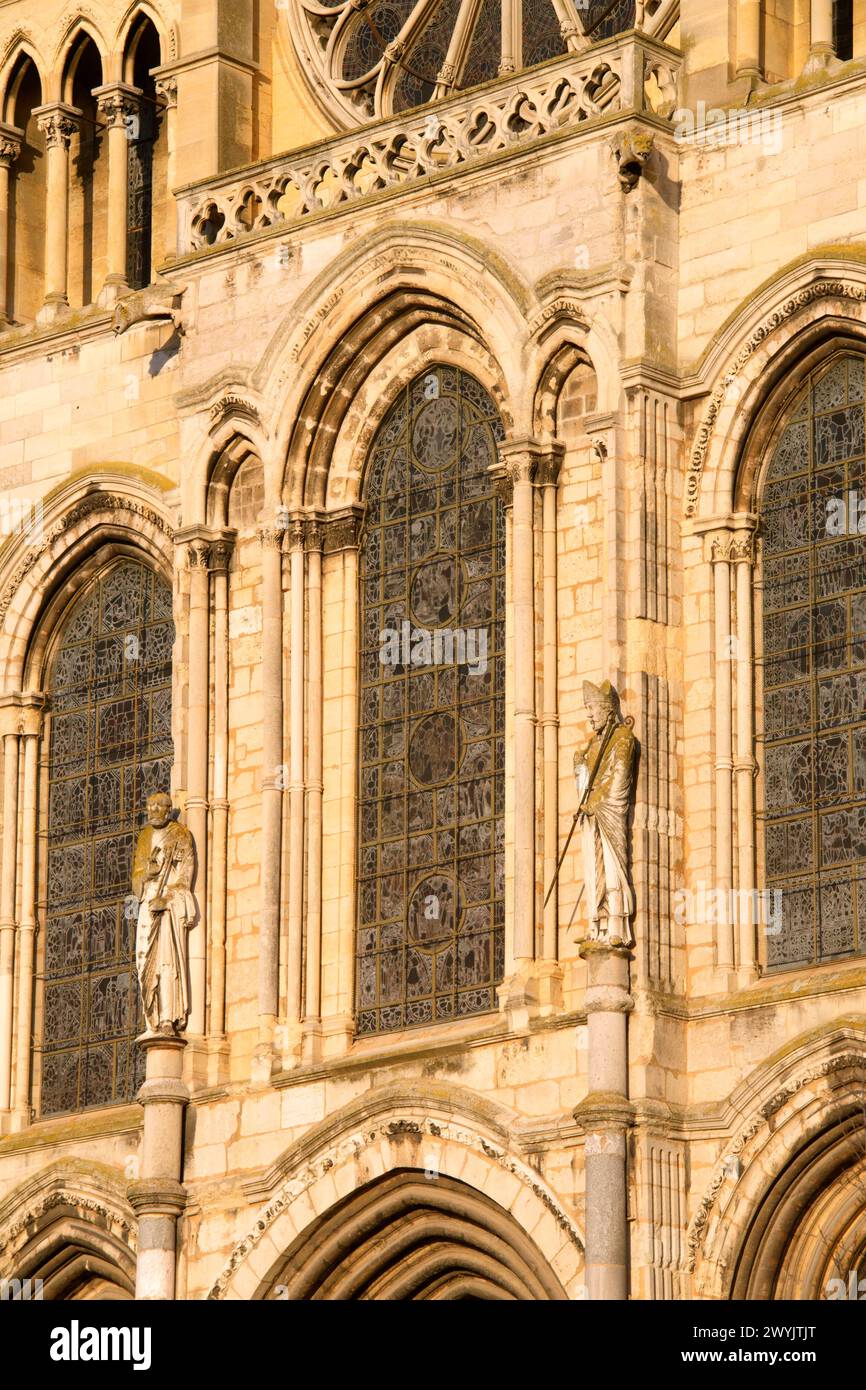 Frankreich, Marne, Reims, St. Remi Basilika, die von der UNESCO zum Weltkulturerbe erklärt wurde, Vorplatz und Westfassade Stockfoto
