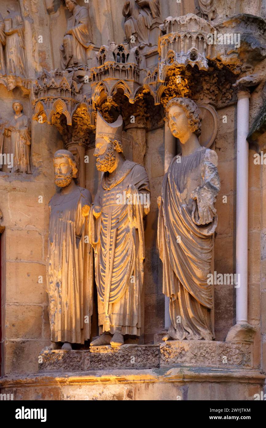 Frankreich, Marne, Reims, Kathedrale Notre Dame, die von der UNESCO zum Weltkulturerbe erklärt wurde, die nördliche Fassade, das nördliche Portal, das Tympanon und die Statue, die das Leben von Saint Remi und Saint Nicaise erzählt Stockfoto