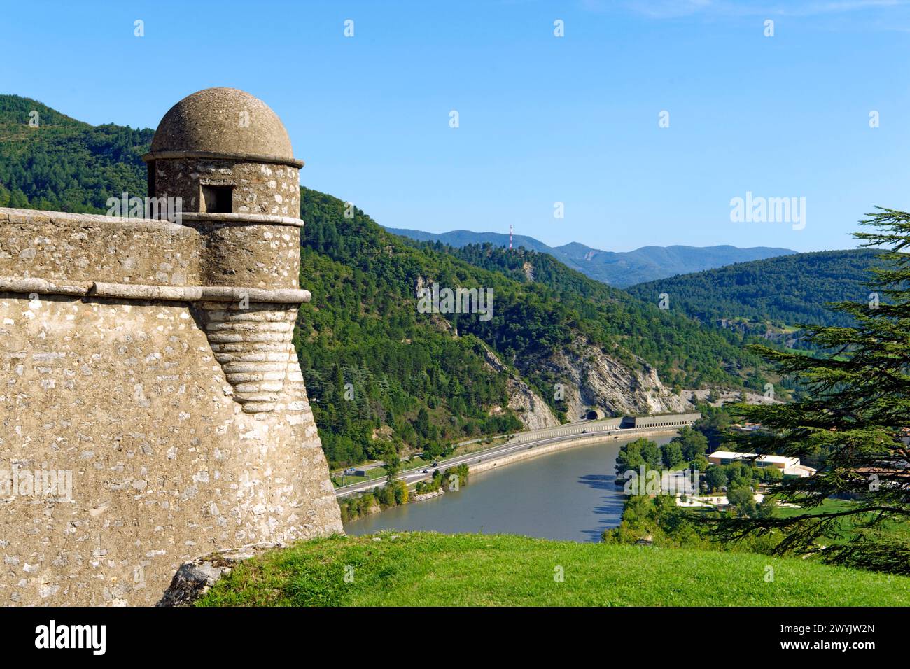 Frankreich, Alpes de Haute Provence, Sisteron, die Altstadt und die Zitadelle aus dem 13. Bis 16. Jahrhundert und der Fluss Durance Stockfoto