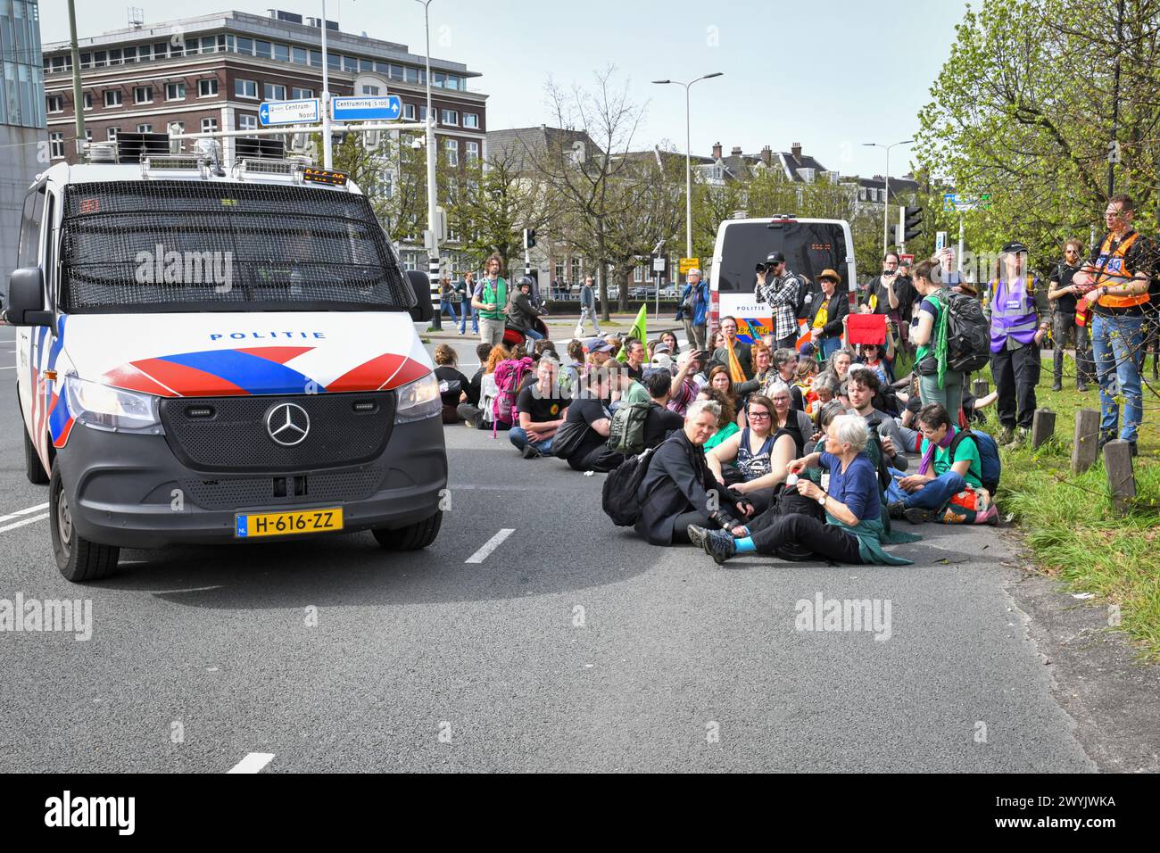 Die Haag, die Niederlande, 04-06-2024.Extinction Rebellion Protest.den Demonstranten gelang es nicht, die Autobahn A12 zum 37. Mal zu blockieren.der Verkehr wurde an anderen Orten gestört und Hunderte wurden verhaftet, darunter Greta Thunberg Stockfoto
