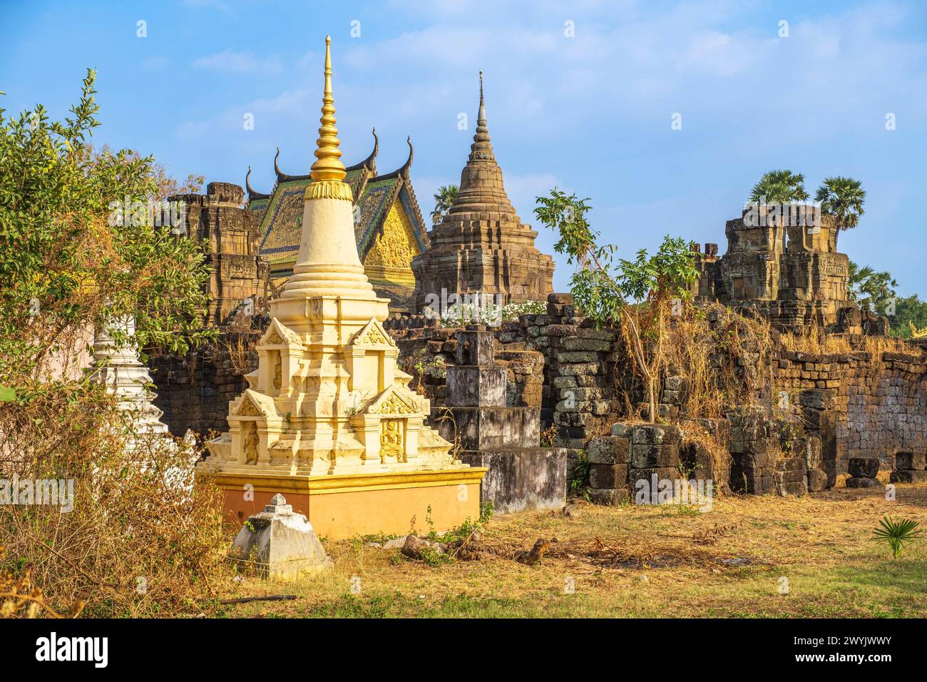 Kambodscha, Kampong Cham, Stupas um den angkorianischen MwSt Nokor (oder Nokor Bachey) buddhistischen Tempel, der im 11. Jahrhundert erbaut wurde Stockfoto