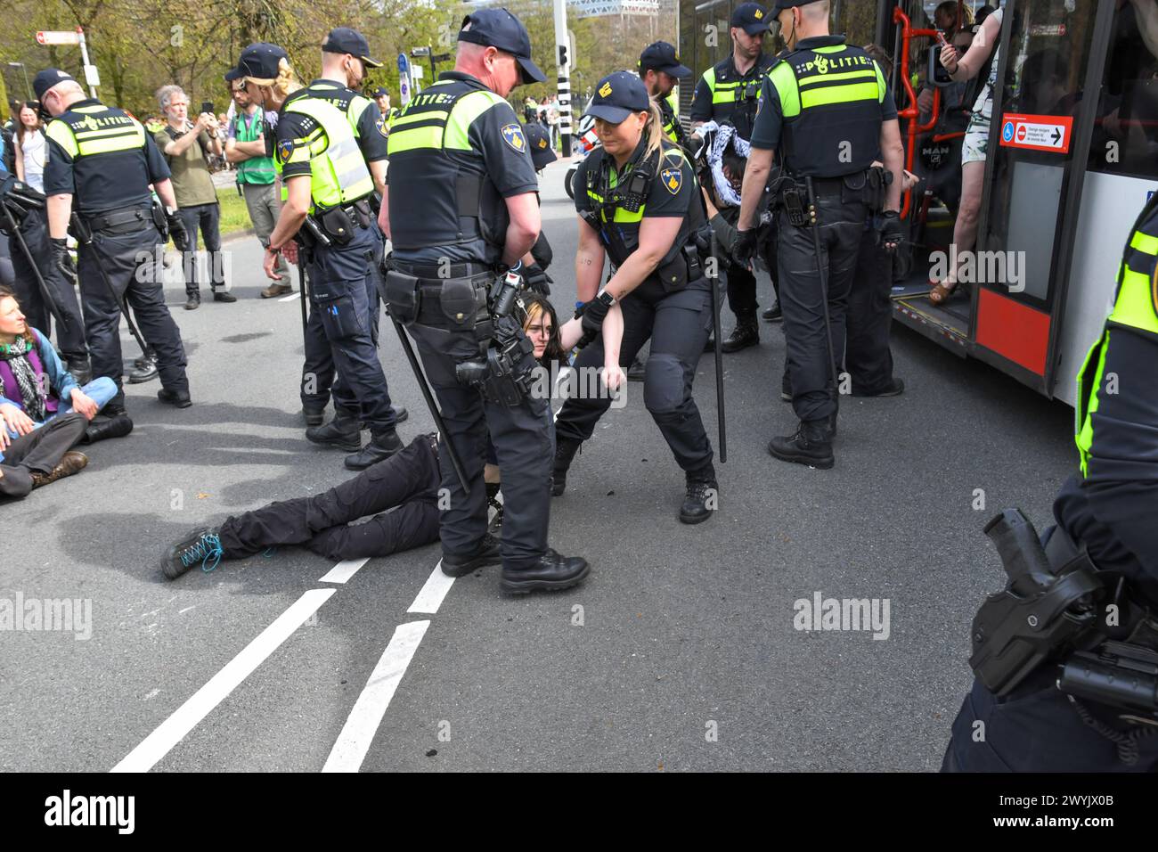 Die Haag, die Niederlande, 04-06-2024.Extinction Rebellion Protest.den Demonstranten gelang es nicht, die Autobahn A12 zum 37. Mal zu blockieren.der Verkehr wurde an anderen Orten gestört und Hunderte wurden verhaftet, darunter Greta Thunberg Stockfoto