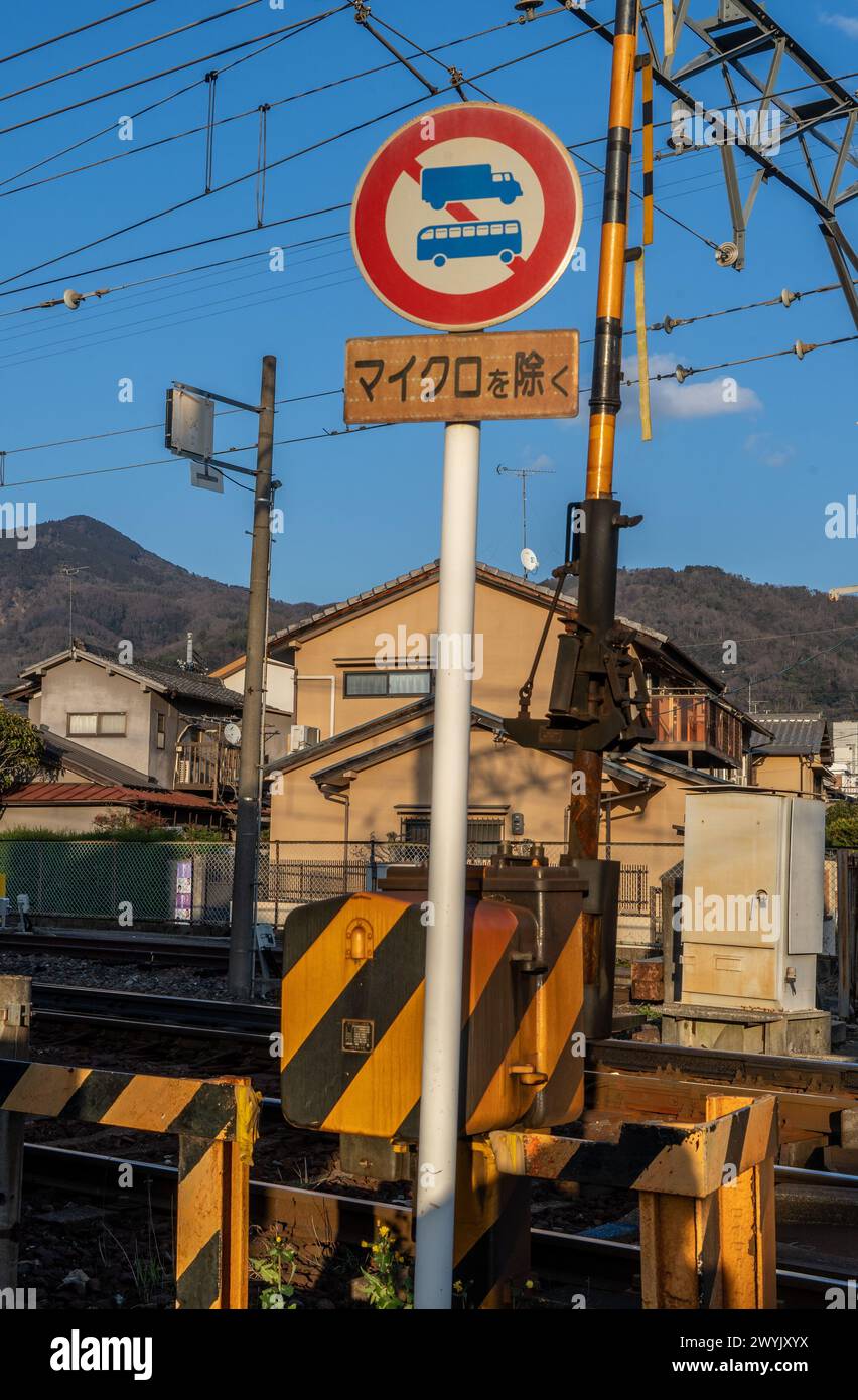 Bahnübergänge und Züge in Kyoto, Japan Stockfoto