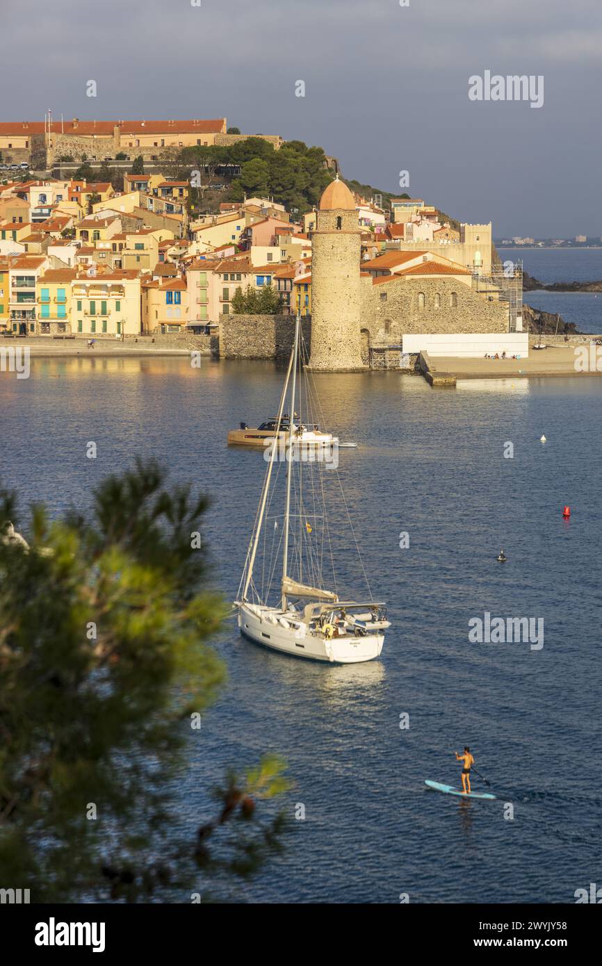 Frankreich, Pyrénées-Orientales, Côte Vermeille, Collioure, die Bucht, der Strand und die Kirche Notre Dame des Anges Stockfoto