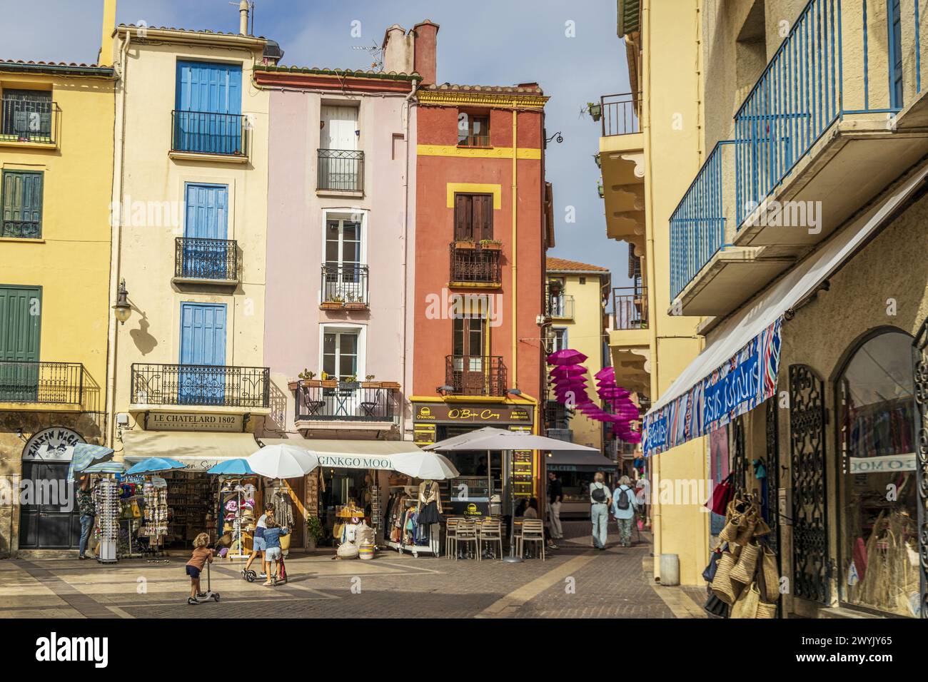 Frankreich, Pyrénées-Orientales, Côte Vermeille, Collioure, Häuser mit bunten Fassaden des Place du 18 Juin Stockfoto